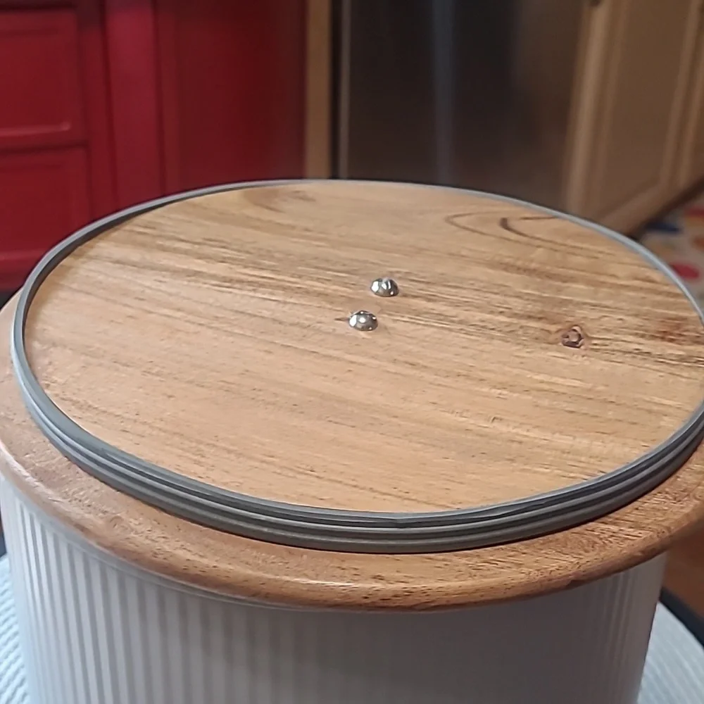 Ribbed Dog Food Tin